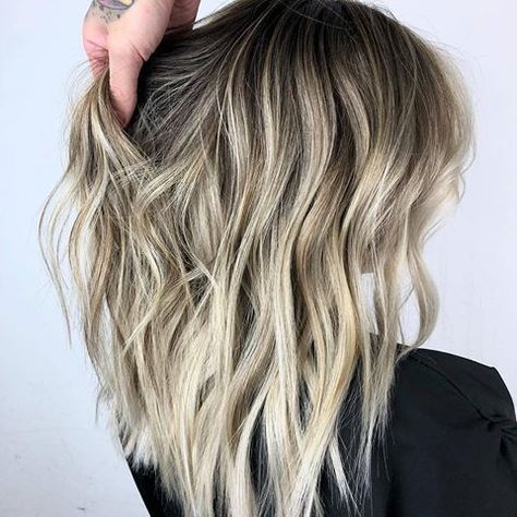 Balayage Artists (@balayageartists) • Instagram photos and videos Lived In Blonde Dark Roots, Ombre Dark Roots, Blonde Dark Roots, Balayage Hair Blonde Short, Lived In Blonde, Hair Caramel, Ombre Dark, Blond Ombre, Ombre Blond