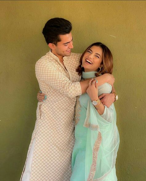 Diwali Couple, Sister Poses, Instagram Couples, Pre Wedding Poses, Couple Picture Poses, Best Poses For Pictures, Cute Couples Hugging, Photo Pose Style, Cute Couple Poses