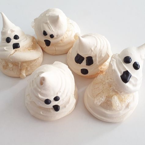 👻 Fantasmas De Merengue 👻 Vaya panda más dulce. 😄 Aquí va otra propuesta para Halloween, fantasmas de merengue. Da igual que no queden perfectos, son divertidos y muy dulces. Os dejo la receta en el enlace. ¡BUUUUuuuu! https://unablogueraenlacocina.es/receta/fantasmas-de-merengue/ Crafts Jewelry, Diy Crafts Jewelry, Halloween Kids, Kids Party, Jewelry Crafts, Halloween, Meringue