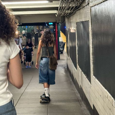 spotted subway surfer Subway Surfers Aesthetic, Surfers Aesthetic, Subway Surfer, Surfer Aesthetic, Glowing Eyes, Cool Skateboards, Skateboard Girl, Subway Surfers, Weird Creatures