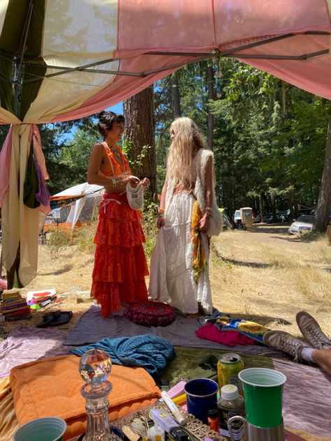 Hillbilly Hippie Aesthetic, Oregon Country Fair Outfits, Earthy Festival Outfits, Sarah Core, Oregon Country Fair, Festival Inspo, Fair Outfits, Hippie Lifestyle, Hippie Aesthetic