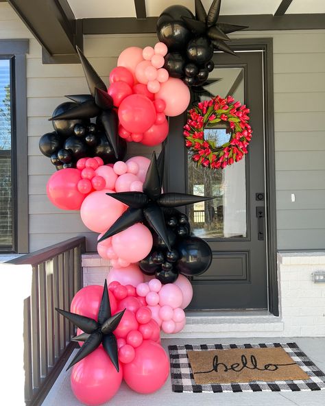 She’s SPUNKY!! Welcome your guests with a killer door moment This 12ft garland with matte black starbursts is the perfect… | Instagram Pink And Black Balloon Garland, Grad Decorations, Balloon Inspiration, Black And White Balloons, Party Balloons Diy, Balloons Design, Balloons Bouquet, Balloons Ideas, Balloon House