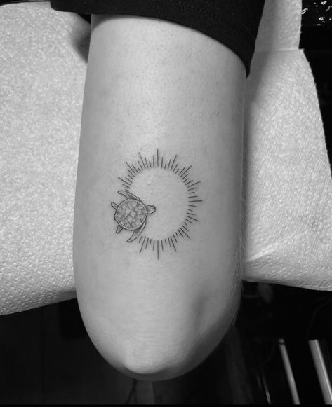 Sun And Animal Tattoo, Sun And Turtle Tattoo, Turtle Sun Tattoo, Turtle And Sun Tattoo, Minimal Tattoo Designs, Minimal Tattoo Ideas, Small Turtle, Small Turtles, Sun Tattoos