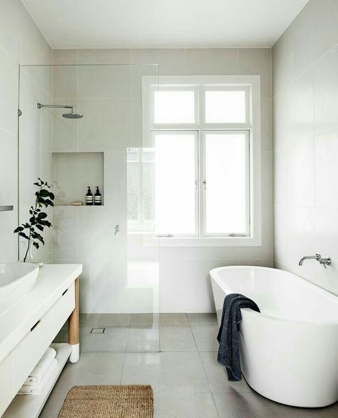 Home and decor Small Tub, Bad Inspiration, Small Remodel, Bathroom Tub, White Bath, Trendy Bathroom, Apartment Bathroom, Bad Design, Bathroom Layout