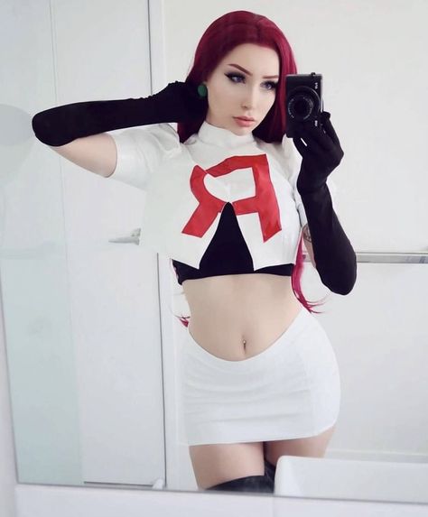 Team Rocket Cosplay, Rocket Costume, Jessie Pokemon, Carnaval Costume, Classy Halloween Costumes, Movie Cartoon, Comics Anime, Pokemon Cosplay, Team Rocket