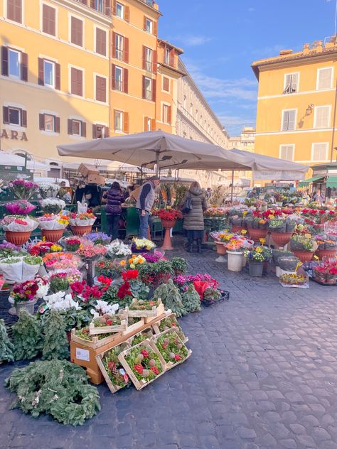 Rome Winter Photography, Rome Italy Aesthetic Food, Rome Market, Rome Nightlife, Rome Streets Aesthetic, Rome Italy, Flower Market, Flower Images, Rome