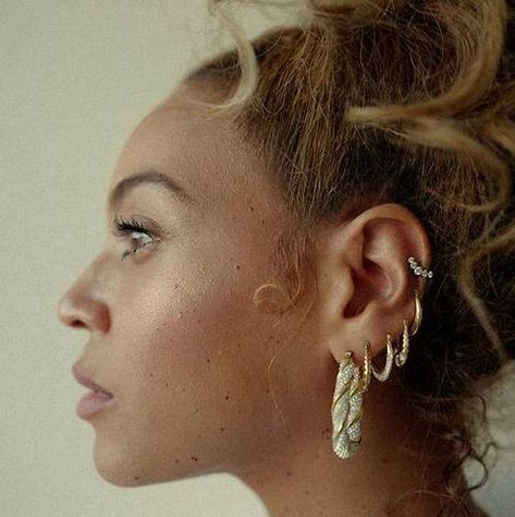 Beyonce Earrings, Beyonce Jewelry, Types Of Ear Piercings, Cool Ear Piercings, Beyonce Style, Beyonce Queen, Ear Piercing, Queen B, Ear Rings