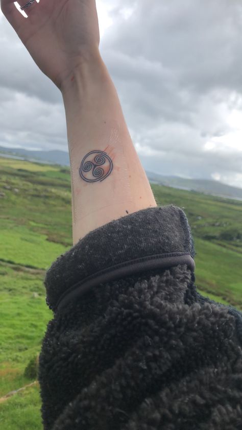 Triskelion Tattoo Women, Celtic Bracelet Tattoo, Celtic Spiral Tattoo, Irish Celtic Tattoos, Ireland Tattoo Ideas, Triskelion Tattoo, Gaelic Tattoo, Triskele Tattoo, Celtic Tattoo For Women