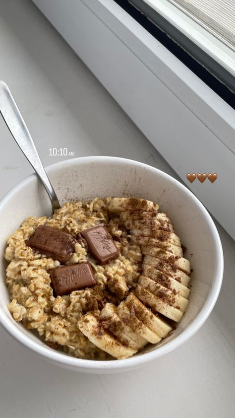 Oatmeal Toppings Ideas, Banana Chocolate Oatmeal, Oatmeal Aesthetic, Oatmeal With Banana, Oatmeal Ideas, Oatmeal Bowl, Oatmeal Banana, Plats Healthy, Banana Slices