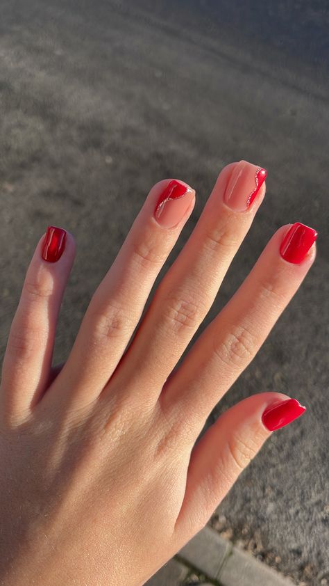 Red Gelish Nails, Red Nail Art Short Nails, Red Nails Short Design, Red Prom Nail Ideas, Red Nail Designs Prom, Short Nail Designs Red, Red Short Nails Ideas, Red Nails Summer, Red Gel Nails