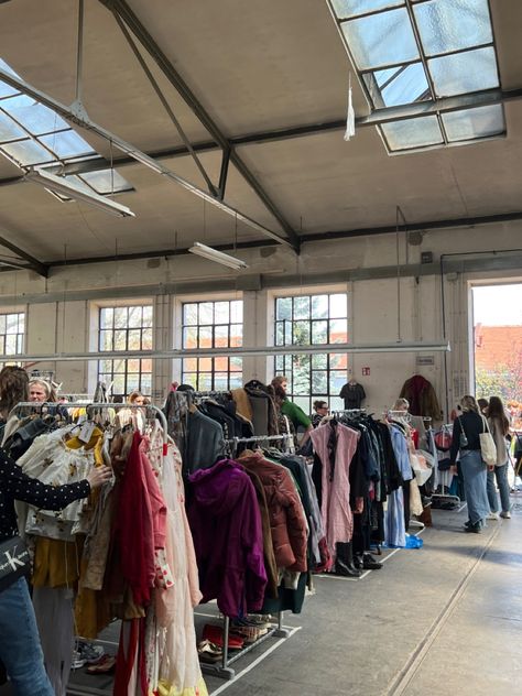 Second Hand Market, Successful Youtuber, Vintage Store Ideas, Vintage Thrift Stores, Clothing Store Interior, Vintage Clothing Boutique, Dream Clients, Second Hand Shop, Vintage Clothing Stores