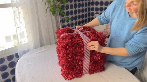 Christmas Tinsel Garland Ideas, Tinsel Garland Ideas, Tinsel Decorating Ideas, Parade Float Diy, Christmas Boxes Decoration, Christmas Parade Floats, Baseball Christmas, Christmas Tinsel, Tinsel Garland