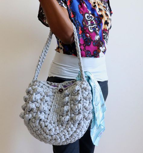 Wool yarn isn't the only material you can crochet with! Make a super soft, and super chunky, t-shirt bag with this easy crochet bag pattern. Yarn Crochet Bag, Sandal Rajut, Crochet Tote Pattern, Beau Crochet, Tshirt Yarn, Crochet Shell Stitch, Crochet Bag Pattern Free, Bag Pattern Free, Yarn Bag