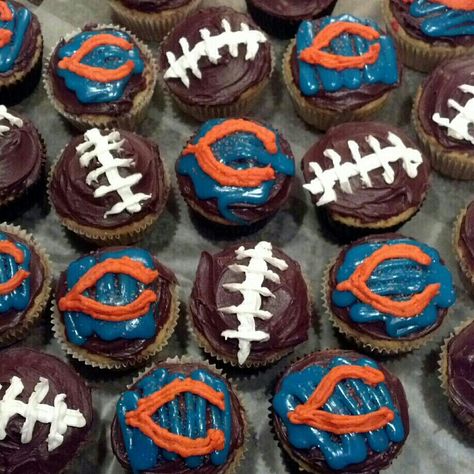 Chicago Bears cupcakes Use edible glitter for the blue background and orange frosting for the writing Chicago Bears Party, Nfl Cupcakes, Bday Cupcakes, Stuff To Bake, Dessert Decor, Orange Frosting, Cupcake Wars, Party Hardy, Baking Fun