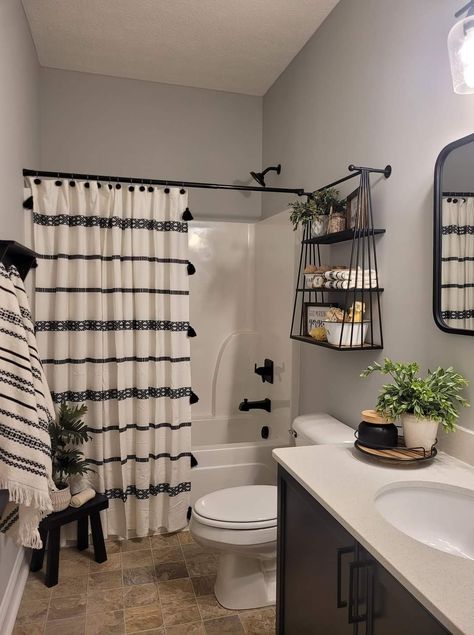 Black Bathroom Decor, Guest Bathroom Decor, Restroom Decor, Apartment Living Room Design, Future Apartment Decor, Bathroom Decor Apartment, Bathroom Design Decor, Bathroom Inspiration Decor, Black And White Decor