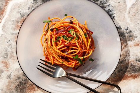 Spaghetti all’Assassina Crunchy Pasta, Italian Entrees, Pasta Meals, Instagram Recipes, Savory Food, Cooking Dishes, Ethnic Food, Spaghetti Noodles, Pasta Sauces