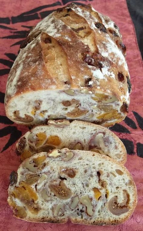 Fig Apricot Raisin and Walnut Sourdough – Sourdough Bread Recipe Fig Bread, Walnut Bread Recipe, Homemade Sourdough Bread, Homemade Sourdough, Artisan Bread Recipes, Walnut Bread, Fig Recipes, Recipes Sweet, Sourdough Baking