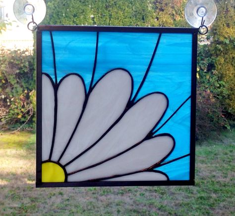 "A Simple Daisy" White Flower Stained Glass Panel Flower Stained Glass, Stained Glass Rose, Window Stained, Stained Glass Quilt, Stained Glass Patterns Free, Glass Painting Designs, Stained Glass Birds, Glass Art Projects, Stained Glass Decor