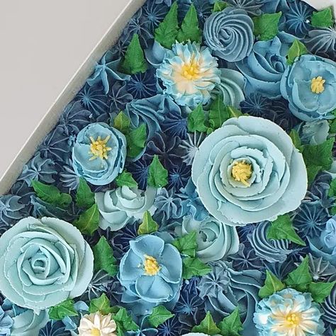 𝐁𝐞𝐬𝐩𝐨𝐤𝐞 𝐁𝐚𝐤𝐞𝐫 𝐁𝐫𝐨𝐦𝐥𝐞𝐲 on Instagram: "Another floral tray bake- a great alternative my usual cakes. These cakes can serve up to 20 generous portions. #floralpiping #floralcupcakes #handpipedflowers #floralcake #buttercreamlovers #cupcakepiping #bouqcakes #buttercreamflowers #pipingvideo #cupcakepiping #cupcakedesign #prettycupcakes #buttercreamflowers #pipingskills #buttercreampiping #cupcakebouquet #buttercreamtechniques #cupcakedecorating #bromleybaker #bromleycakes #chislehu Sheet Tray Cake, Tray Bakes Cakes, Decorated Tray Bake Cakes, Birthday Tray Bake Cake, Floral Tray Bake, Tray Bake Cakes, Buttercream Techniques, Cupcake Piping, Bake Cakes