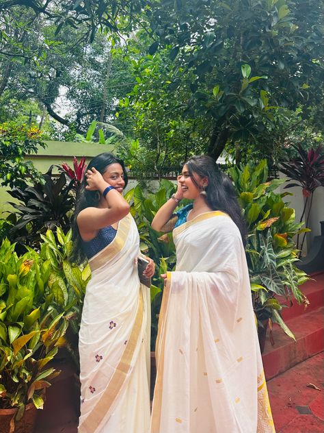 Sister Poses In Traditional, Onam Saree Poses With Friends, Saree Fairwell, Sisters Photography Poses Indian, Farewell Poses With Friends In Saree, Indian Best Friends Pics, Sister Photoshoot Poses Indian, Cousins Pics, Saree Poses Photoshoot Ideas At Home