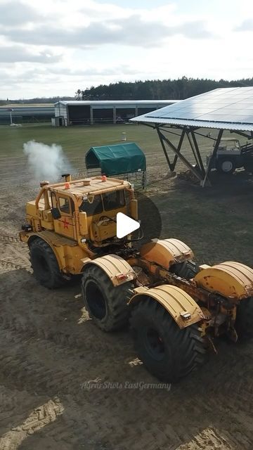 AgrarShots EastGermany on Instagram: "@manuel_ristau_ hat in der vergangenen Woche den Umbau seines K700 auf 6x6 innerhalb von 5 Tagen in die Tat umgesetzt. Nach der 1. Probefahrt folgt nun der Feinschliff, bleibt gespannt wie er sich demnächst im ersten Feldeinsatz schlägt. Lasst gern ein ABO da um nichts mehr zu verpassen !!!  #ernte24 #traktor #kirovets #bodenbearbeitung #harvest #k700 #allrad #grabogang #wattschleift #6x6 #agrarpics #harvester #oderbruch #fyp #märkischoderland #agrartechnik #farm #agriculture #tractor #agrartechnik #farmmachinery #landwirtschaft #farmer #farmlife  #landtechnik #landmaschinen #youtube #agrarshots #eastgermany #agrarshotseastgermany" Diy Tractor, Fendt Tractor, Utility Vehicle Farm, Agricultural Machinery, Ford 8n Tractor, Agriculture Tractor, 1466 International Tractor, Construction Vehicles, Agriculture