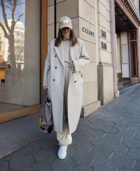 Mantel Outfit, Transitional Fashion, Ny Outfits, Nyc Outfits, New York Outfits, Monochromatic Outfit, Winter Fashion Outfits Casual, Europe Outfits, Outfit Chic