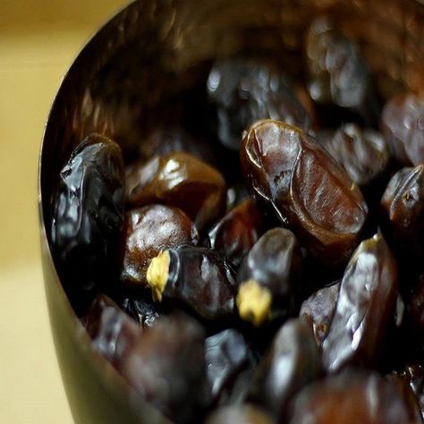 Dates are a popular and healthy snack option that offers a variety of health benefits. With so many different varieties available, it can be difficult to determine which dates are the best quality to purchase. Here are the top 5 best quality dates to buy and enjoy: 1. Medjool Dates 2. Deglet Noor Dates 3. Barhi Dates 4. Khadrawy Dates 5. Halawy Dates Find More interesting facts about dates Here: http://anybodycanbake.com/best-quality-dates/ Barhi Dates, Deglet Noor Dates, Plant Based Diet Benefits, Best Dates, Benefits Of Vitamin A, Apple Cider Vinegar Benefits, Lemon Health Benefits, Lemon Benefits, Apple Cider Benefits