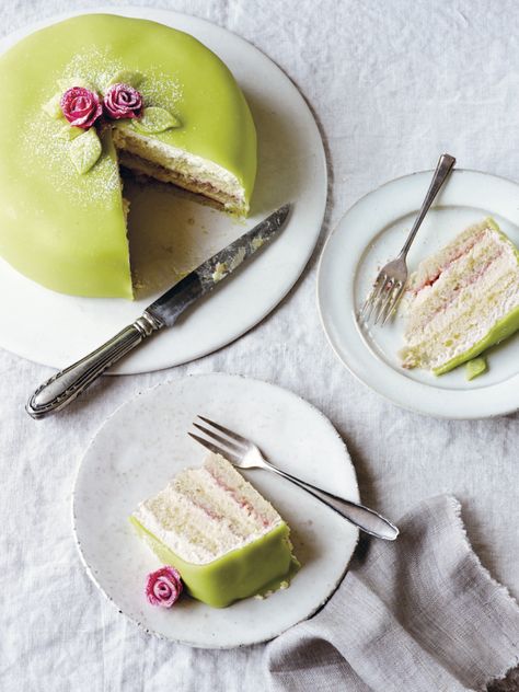 Recipe: Prinsesstårta - Swedish Princess Cake - ScandiKitchen Princess Cake Recipe, Swedish Princess Cake, Vanilla Bean Cakes, Green Cake, Pastry Cream, Princess Cake, Raspberry Jam, Perfect Cake, Food Cakes