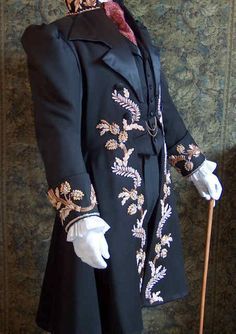 swoon worthy early Victorian era men's jacket Victorian Era Men, Victorian Mens Fashion, Victorian Ball, Revival Clothing, Victorian Man, Victorian Era Fashion, Clothing Reference, Leather Coats, Vintage Scarves