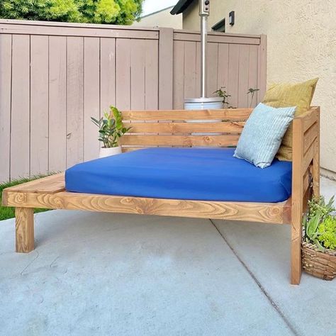 Outdoor Daybed Diy, Diy Outdoor Daybed, Diy Daybed, Daybed Cushion, Backyard Seating Area, Diy Crib, Decking Screws, Patio Daybed, Patio Couch