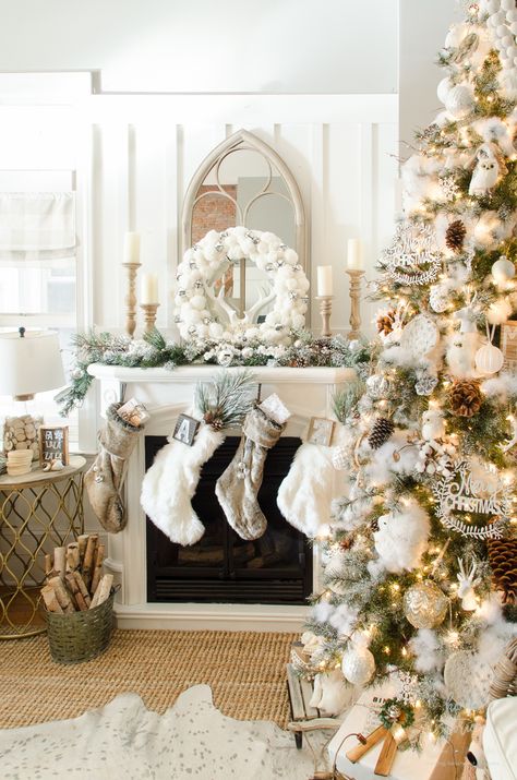 Christmas Tree Inspiration Rustic, Centerpieces Christmas, Centerpieces Ideas, Silver Christmas Decorations, Christmas Vignettes, Glam Christmas, Christmas Tree Inspiration, Rustic Glam, White Christmas Decor