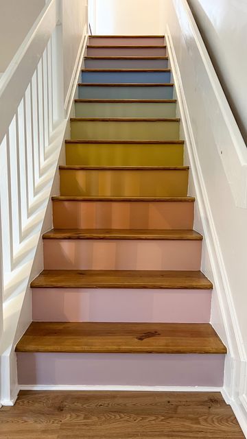 Stair Riser Paint Ideas, Painting Stairs Ideas, Ombré Stairs, Ombre Stairs, Rainbow Hallway, Colourful Stairs, Rainbow Staircase, Basement Stairway Ideas, Corner Stairs