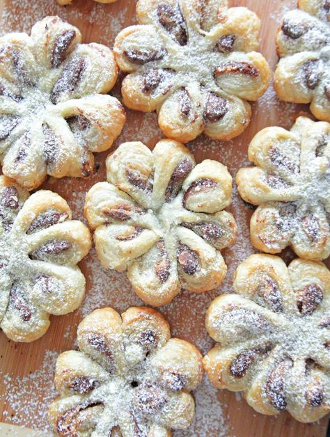 Made with a handful of simple ingredients, these stunning puff pastry flowers make an elegant dessert, perfect for holidays or celebrations! Pastry Flowers, Philo Dough, Nutella Puff Pastry, Nutella Recipes Easy, Butter Puff Pastry, Peanut Butter Nutella, Pastry Design, Puff Pastry Desserts, Easy Puff Pastry