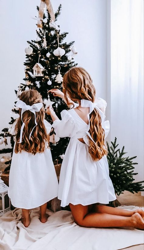 Mom And Daughter Christmas Photos, Mom And Daughter Christmas Photoshoot, Mommy And Daughter Christmas Pictures, Mom And Daughter Photoshoot, Christmas Photoshoot Kids, Christmas Mini Shoot, Christmas Photo Ideas, Mother Daughter Pictures, Christmas Baby Pictures