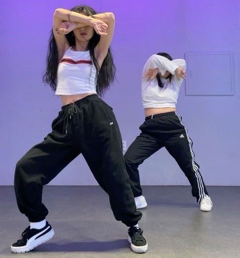 Dance Aesthetic Hip Hop Pics, Hip Hop Poses Dancers, Bailar Aesthetic, Choreographer Aesthetic, Hiphop Dance Aesthetic, Hip Hop Dancer Aesthetic, Dance Practice Aesthetic, Dancer Aesthetic Hip Hop, Dance Aesthetic Hip Hop