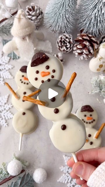 Holly Jade on Instagram: "Snowman Oreo Pops☃️ YAY or NAY?? Who wants one??  ❄️SAVE THIS POST!❄️ Super quick & easy festive treats which take minutes to make & taste delicious! Oreos dipped in dairy-free white chocolate, with pretzels, dark chocolate & vegan mini peanut butter cup! Decorated as SNOWMEN… they’re such a fun little idea! ☃️❄️ (Ad) Made with @pinterest 🤍 What you’ll need: ☃️Oreo cookies  ☃️Dairy-free chocolate (white + dark) ☃️Orange food gel ☃️pretzel sticks  ☃️Mini vegan peanut butter cups   Method: 1. Twist 3 Oreos in half. Lay them out in a lin , add some melted df white chocolate, press in a cake pop stick, then add the other half of the Oreo. Chill. 2. Coat the Oreo pop in melted df white chocolate. Freeze to fully set. 3. Decorate with melted dark chocolate for the face Snowman Oreos, Chocolate Covered Oreos Christmas, Oreos On A Stick, Decorated Oreos, Recipes Dips, Dairy Free White Chocolate, Vegan Peanut Butter Cups, Oreo Cookie Pops, Oreo Cookies Dipped