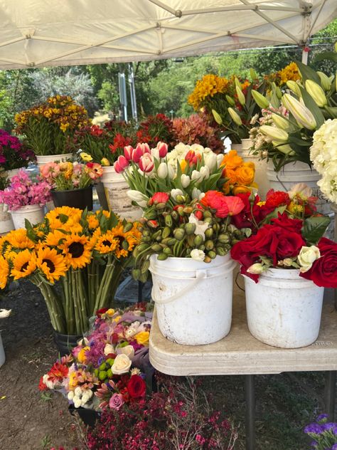 Farm Market Ideas, Farmers Market Stand, Farmers Market Flowers, Flower Shop Decor, Market Flowers, Boquette Flowers, Flower Farmer, Nothing But Flowers, Flowers For You