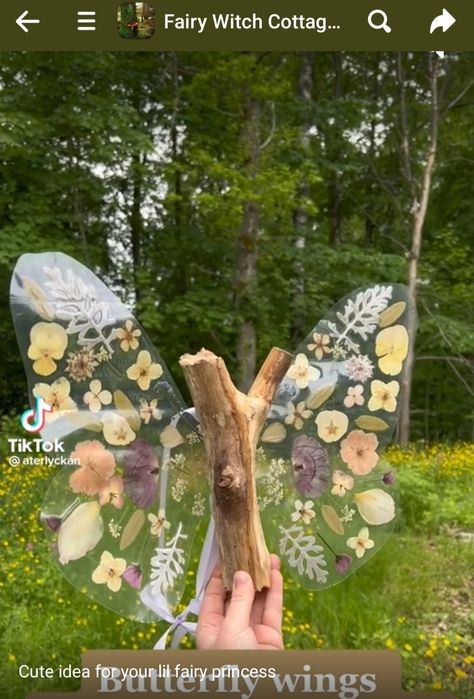 Butterfly Wings Flowers, Pressed Flower Fairy Wings, Pressed Flower Crafts Artwork, Nature Butterfly Craft, Pressed Flower Ideas Crafts, Butterfly Wing Craft, What To Do With Pressed Flowers, Diy Butterfly Wings, Butterfly Wings Diy