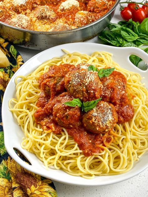 Spaghetti With Homemade Meatballs Authentic Italian Meatballs, Homemade Meatballs Recipe, Gluten Free Meatballs, Quick And Easy Weeknight Dinners, Cheese Stuffed Mushrooms, Spaghetti Meatballs, Best Spaghetti, Homemade Meatballs, Veggie Delight