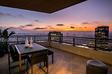 TAKE A LOOK ON MATTHEW PERRY’S LOS ANGELES PENTHOUSE Los Angeles Penthouse, Penthouse Luxury, City Penthouse, Elizabeth Berkley, Los Angeles Apartments, Room Screen, Century City, Penthouse Apartment, Chandler Bing