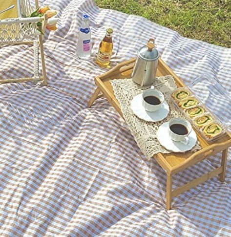 Picnic Blanket Aesthetic, Gingham Picnic Blanket, River Picnic, Gingham Picnic, Picnic With Friends, Aesthetic Picnic, Presents Ideas, Ideas Regalos, Picnic Inspiration