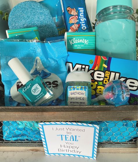 Teal gift Basket Gift Ideas, Gift Box Ideas, Birthday Presents For Friends, Diy Best Friend Gifts, Bff Gifts Diy, Bff Birthday Gift, Cute Gifts For Friends, Diy Birthday Gifts For Friends, Themed Gift Baskets