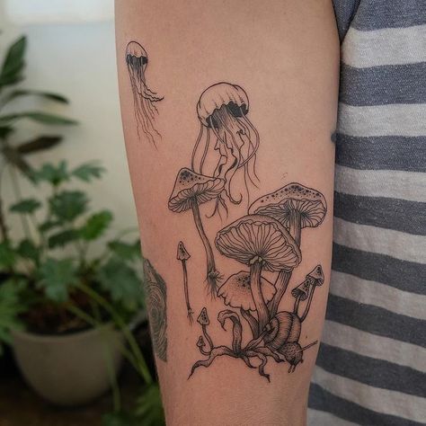 Ephemeral Tattoo, Mushroom Tattoos, Inspiration Tattoos, Geniale Tattoos, Tiny Tattoo, Aesthetic Tattoo, Dream Tattoos, Small Tattoo, Skin Art