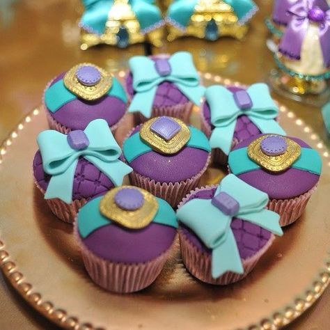 28 Likes, 3 Comments - Luiza Poá (@luizapoafestas) on Instagram: “Cupcakes #mimospersonalizados #mimosdeluxo #jasmine #jasmineparty #jasminepartyideas #confeitaria…” Aladdin Wedding, Jasmine Cake, Aladdin Cake, Princess Jasmine Party, Jasmine Birthday Party, Octonauts Birthday Party, Aladdin Birthday Party, Princess Jasmine Birthday Party, Princess Jasmine Birthday