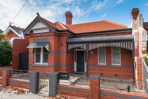 Heritage house facade photo by Van Der Post Photography Edwardian Houses, Veranda Ideas, Brick House Exterior Makeover, Red Brick House Exterior, Brick Bungalow, Facade Ideas, Brick Cottage, Orange Brick, Arch Architecture