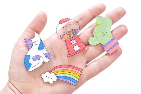 Kawaii Shrink Plastic Badges Shrink Plastic Templates, Shrinkies Ideas, Shrink Plastic Keychain, Shrink Plastic Ideas, Diy Shrink Plastic, Shrinky Dink Jewelry, Shrinky Dink Crafts, Shrinky Dink Earrings, Disney Doodles