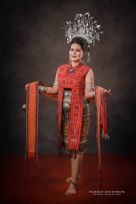 Indonesia Traditional Dress, Iban Traditional Costume, Malaysia Traditional Clothes, Ngepan Iban, Malaysia Art, West Kalimantan, Giant Flowers Diy, Fashion Sketchbook Inspiration, Cultural Fashion