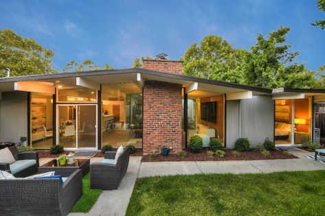 Eichler House | Mountain View Eichler neighborhoods | Eichler Homes Mid Century Modern Backyard, A Quincy Jones, Mid Century Modern Patio, Midcentury Architecture, Brick Fireplace Makeover, Eichler Homes, Mcm House, Quincy Jones, Mid Century Architecture