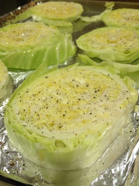 Baked Cabbage Steaks, Fedtforbrændende Mad, Roasted Cabbage Steaks, Silicon Brush, Baked Cabbage, Cabbage Steaks, Roasted Cabbage, Makanan Diet, India Food