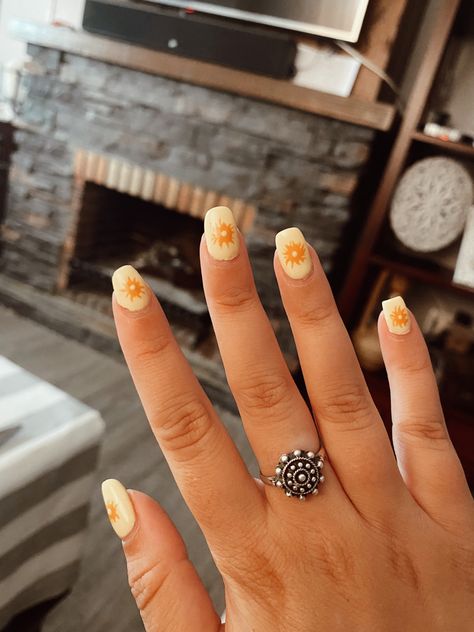 Yellow and orange sun nails for summer Nail Sun Design, Sun Design On Nails, Yellow Sun Nails Design, Sun Nails Design Summer, Yellow Sun Nails, Sun Design Nails, Sunburst Nails, Sun Nail Design, Nails With Sun